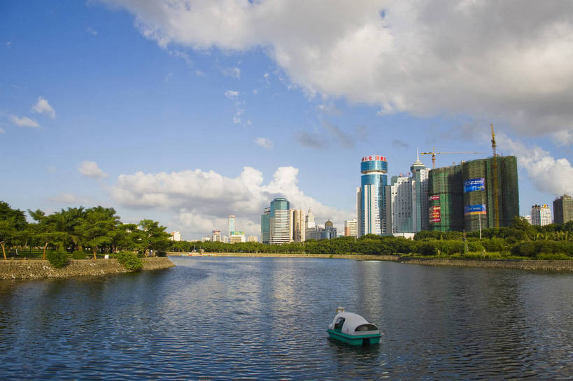 横图,彩色,室外,白天,旅游,树林,城市风光,建筑,中国,亚洲,景观,建筑群,现代建筑,海南,天空,绿化带,旅游胜地,商务楼,摄影,东亚,中华人民共和国,海口,河,旅行,国贸,bj174