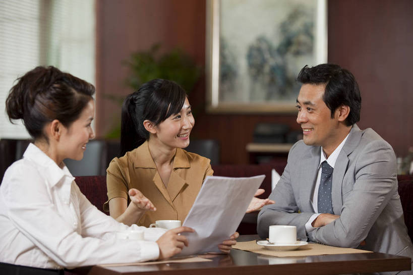 东方人,中年人,三个人,商务人士,商务男性,商务女性,咖啡厅,微笑,横图,彩色,室内,白天,衬衫,西装,商务,成功,信心,职员,手机,中国,亚洲,套装,正装,图片,喝咖啡,用餐,休息,摄影,商务装,工薪阶层,东亚,中华人民共和国,男人,男性,女人,女性,亚洲人,中国人,年轻人,白领,上班族,坐着,半身,衬衣,高兴,办公,bj174