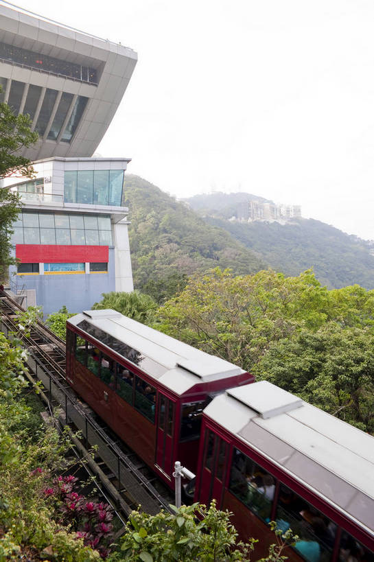 竖图,彩色,室外,白天,旅游,度假,名胜古迹,山,标志建筑,城市,地标,建筑,香港,中国,遗迹,图片,古迹,文物,娱乐,建设,现代,古建筑,缆车,地标建筑,享受,休闲,旅游胜地,放松,运输,都市风光,文明,中国文化,古文明,索道,繁荣,太平山,旅行,bj174