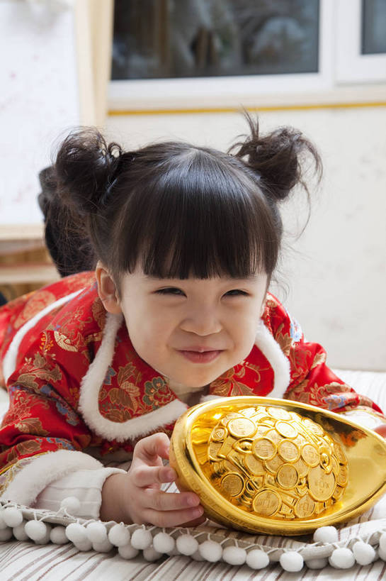 东方人,婴儿,儿童,五官,脸,手,头发,一个人,家庭,微笑,竖图,彩色,室内,正面,民族服装,纯洁,儿童房,卧室,北京,中国,春节,新年,亚洲,传统服饰,节日,造型,图片,小孩,小女孩,红色,黑色,工艺品,趴着,休闲,健康,舒服,温暖,温馨,喜庆,一家人,家居,可爱,童年,童趣,姿势,摄影,金元宝,活泼,生活方式,动作,和睦,毛发,宝宝,气氛,居室,纯真,烂漫,无邪,羊角辫,无忧无虑,伶俐,天真,女孩,中国人,孩子,半身,愉快,唐装,融洽,传统文化,bj174