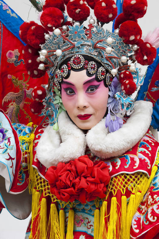 一个人,演员,竖图,彩色,白色背景,正面,化妆,北京,中国,亚洲,仅一个人,表演,艺术,造型,鲜艳,头饰,图片,注视,文化,脸谱,观察,看,站着,表情,竖,姿势,摄影,服饰,观看,武将,动作,察看,关注,中国文化,戏剧,民族服饰,演出服,京剧,东亚,国粹,穆桂英,女人,中国人,年轻人,半身,影棚拍摄,化装,中国戏曲,传统文化,舞台妆,刀马旦,bj174