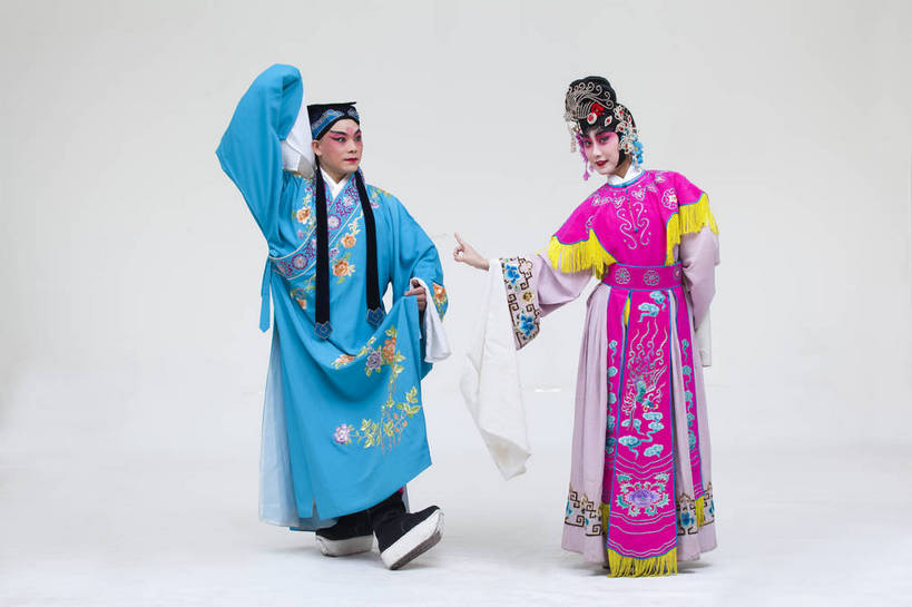 两个人,演员,横图,彩色,白色背景,正面,化妆,北京,中国,亚洲,表演,艺术,造型,鲜艳,头饰,图片,注视,文化,脸谱,观察,看,站着,表情,姿势,摄影,服饰,观看,动作,察看,生,关注,中国文化,戏剧,民族服饰,演出服,京剧,东亚,国粹,花旦,男人,女人,中国人,年轻人,全身,影棚拍摄,化装,中国戏曲,传统文化,舞台妆,角色,才子,张珙,张生,小生,bj174
