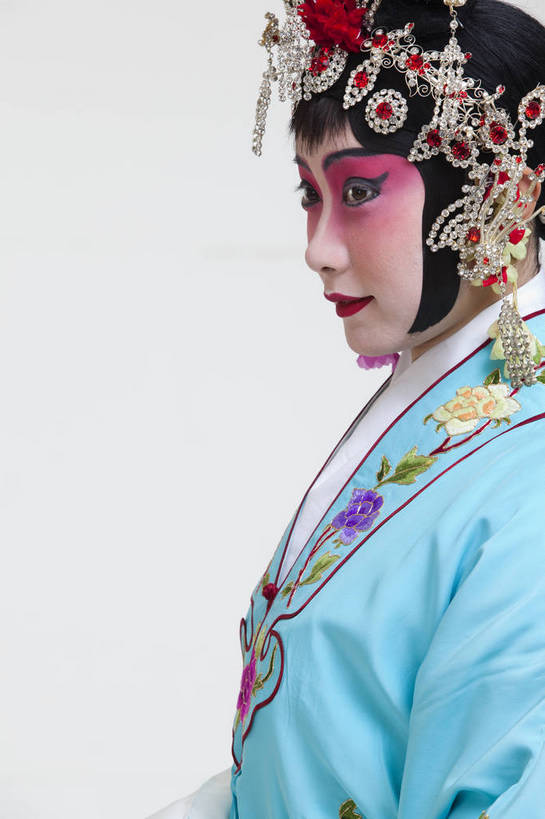 一个人,演员,竖图,彩色,白色背景,正面,化妆,北京,中国,亚洲,仅一个人,表演,艺术,造型,鲜艳,头饰,图片,注视,文化,脸谱,观察,看,站着,表情,竖,姿势,摄影,服饰,观看,动作,察看,关注,中国文化,戏剧,民族服饰,演出服,京剧,东亚,国粹,貂蝉,青衣,女人,中国人,年轻人,半身,影棚拍摄,化装,中国戏曲,传统文化,舞台妆,bj174