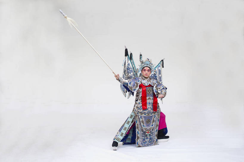 一个人,演员,横图,彩色,白色背景,正面,化妆,北京,中国,亚洲,仅一个人,表演,艺术,造型,鲜艳,头饰,图片,注视,文化,脸谱,观察,看,站着,表情,姿势,摄影,服饰,观看,动作,察看,关注,中国文化,戏剧,民族服饰,演出服,京剧,东亚,国粹,男人,中国人,年轻人,全身,影棚拍摄,化装,中国戏曲,武生,传统文化,赵云,舞台妆,bj174
