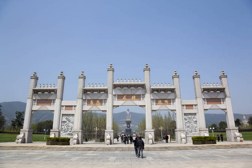 寺庙,横图,彩色,室外,白天,旅游,度假,名胜古迹,标志建筑,地标,建筑,雕塑,中国,亚洲,游人,遗迹,雕像,佛像,图片,景观,建筑群,牌楼,古典,古迹,文物,娱乐,建设,古建筑,江苏,无锡,祥符寺,大佛,享受,休闲,灵山,旅游胜地,放松,摄影,宗教,风光,神圣,中国文化,古文明,东亚,中华人民共和国,门楼,庄严,旅行,传统文化,bj174