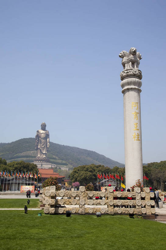寺庙,竖图,彩色,室外,白天,旅游,度假,草坪,名胜古迹,树林,标志建筑,地标,建筑,雕塑,印度,中国,亚洲,游客,游人,遗迹,雕像,佛像,图片,景观,建筑群,古典,古迹,文物,娱乐,建设,古建筑,江苏,无锡,祥符寺,大佛,石柱,享受,休闲,灵山,旅游胜地,放松,摄影,宗教,风光,神圣,中国文化,南亚,古文明,东亚,印度共和国,中华人民共和国,北方邦,庄严,瓦拉纳西,贝拿勒斯,旅行,鹿野苑,传统文化,阿育王石柱,阿育王柱,孔雀王朝,bj174