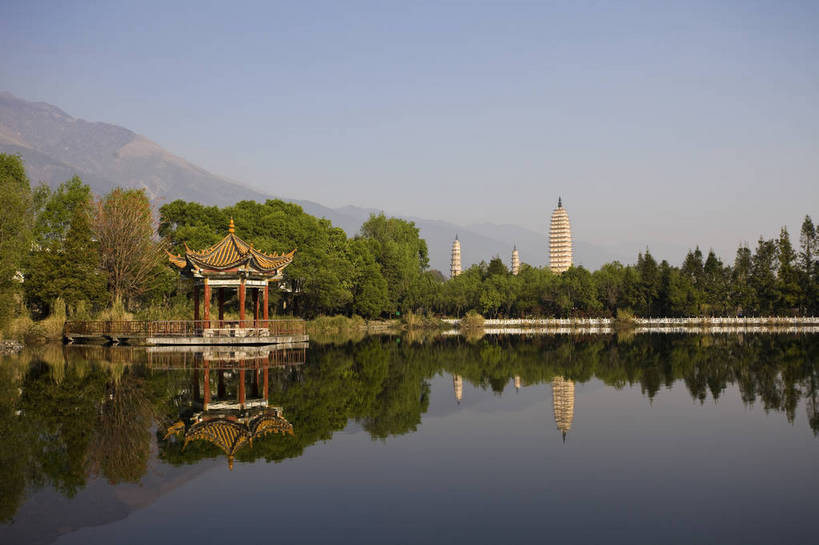 无人,寺庙,横图,彩色,室外,白天,旅游,度假,湖,名胜古迹,标志建筑,城市,地标,建筑,大理,中国,亚洲,遗迹,民俗,图片,建筑群,古典,古迹,历史,文物,娱乐,建设,古建筑,云南,古代,地标建筑,凉亭,享受,休闲,旅游胜地,放松,摄影,宗教,祠堂,都市风光,文明,中国文化,古文明,东亚,云南省,中华人民共和国,西南地区,崇圣寺,崇圣寺三塔,滇,大理州,大理白族自治州,古远,旅行,传统文化,大理崇圣寺,大理三塔,三塔,云南崇圣寺三塔,bj174