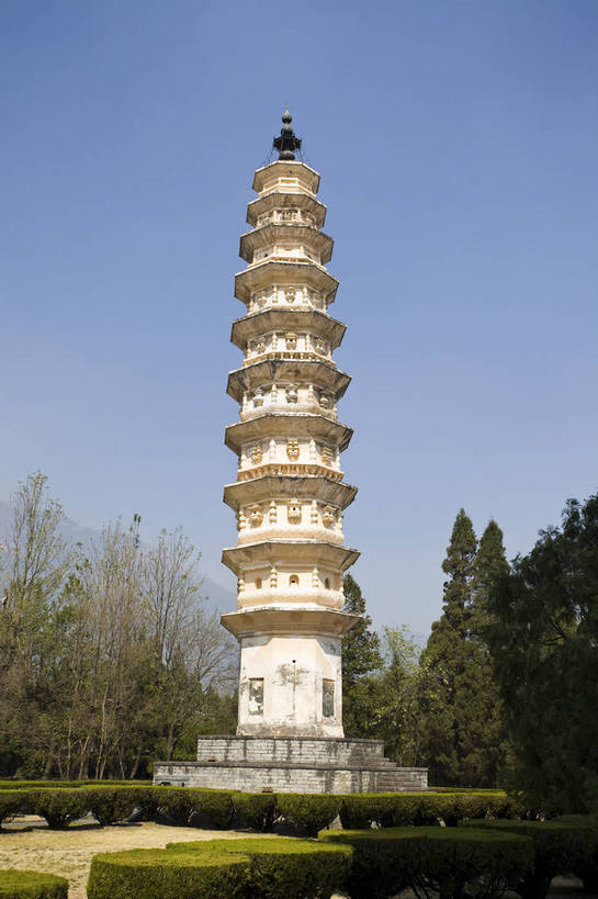 无人,寺庙,竖图,彩色,室外,白天,旅游,度假,名胜古迹,标志建筑,城市,地标,建筑,大理,中国,亚洲,遗迹,民俗,图片,高塔,建筑群,塔,古典,古迹,历史,文物,娱乐,建设,古建筑,云南,古代,地标建筑,享受,休闲,旅游胜地,放松,摄影,宗教,祠堂,都市风光,文明,中国文化,古文明,东亚,云南省,中华人民共和国,西南地区,崇圣寺,崇圣寺三塔,滇,大理州,大理白族自治州,古远,旅行,传统文化,大理崇圣寺,大理三塔,三塔,云南崇圣寺三塔,bj174
