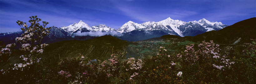 无人,横图,彩色,室外,白天,旅游,度假,草原,美景,名胜古迹,森林,山,雪山,标志建筑,地标,建筑,香格里拉,中国,亚洲,遗迹,图片,高山,山峰,野花,古迹,文物,娱乐,建设,古建筑,迪庆,梅里雪山,云南,风景,蓝天,天空,自然,平原,享受,休闲,旅游胜地,放松,摄影,地理,风光,宁静,自然风光,古文明,东亚,迪庆藏族自治州,云南省,德钦县,中华人民共和国,西南地区,滇,迪庆州,险峻,雪山太子,bj174