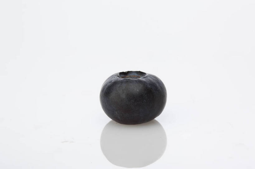 横图,彩色,室内,特写,抠图,白色背景,蓝莓,水果,中国,亚洲,完整,新鲜,光泽,图片,美味,食品,暗红,营养,食物,一个,紫色,摄影,深色,无公害,东亚,健康食品,影棚拍摄,bj174