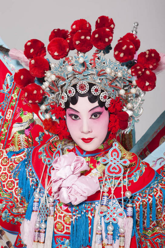 一个人,演员,竖图,彩色,白色背景,正面,化妆,北京,中国,亚洲,仅一个人,表演,艺术,装饰,造型,鲜艳,头饰,图片,注视,文化,脸谱,观察,看,站着,表情,展示,美女,姿势,摄影,服饰,头像,观看,武将,功夫,华丽,修饰,动作,点缀,察看,关注,中国文化,戏剧,民族服饰,演出服,京剧,东亚,戏曲,国粹,衬托,美观,雅致,雅观,旌旗,年轻女性,女人,中国人,年轻人,影棚拍摄,化装,战袍,中国戏曲,翎子,传统文化,舞台妆,刀马旦,雉尾,bj174