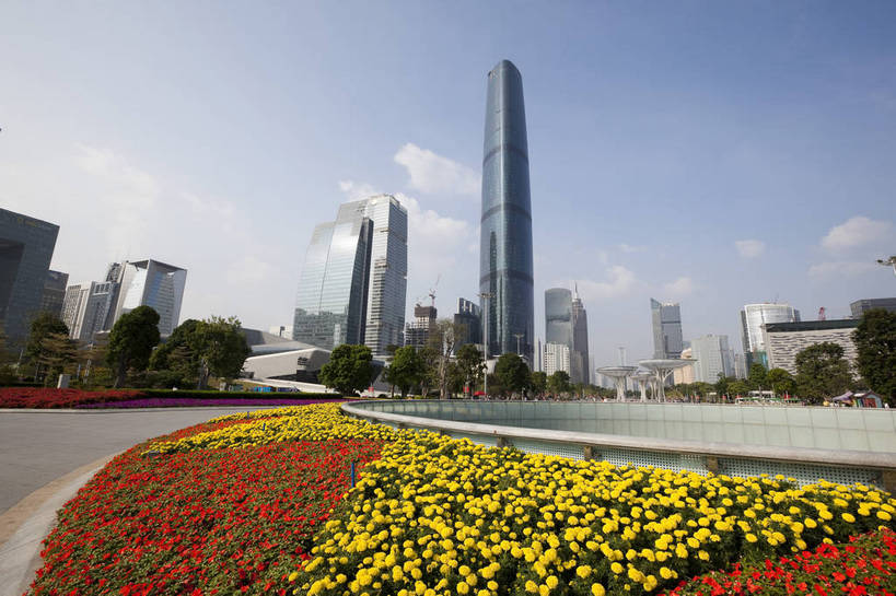 公园,广场,横图,彩色,室外,白天,旅游,度假,美景,名胜古迹,标志建筑,城市,道路,地标,建筑,街道,路,公路,广州,中国,亚洲,游人,遗迹,花坛,图片,景观,建筑群,交通,古迹,文物,娱乐,建设,古建筑,现代建筑,地标建筑,享受,休闲,旅游胜地,摩天大厦,景色,放松,摄影,都市风光,文明,中国文化,公共场所,古文明,东亚,广东,广东省,中华人民共和国,华南地区,省会,广州市,粤,繁荣,马路,旅行,高楼,传统文化,广州新中轴线,花城广场,bj174