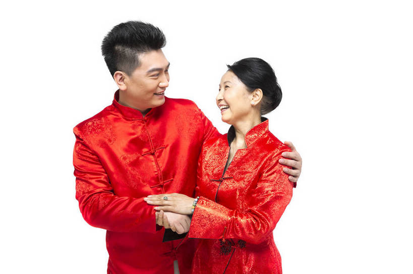 东方人,中年人,老年人,两个人,家庭,站,微笑,横图,彩色,室内,白天,留白,抠图,白色背景,正面,侧面,民族服装,时尚,幸福,北京,中国,春节,新年,节日,庆祝,图片,文化,老人,庆典,和谐,温馨,喜庆,母子,放松,摄影,生活方式,纪念,和睦,亲近,亲情,问候,合家欢,欢聚一堂,乐观,老年女性,男人,男性,年轻男性,女人,女性,中年男性,亚洲人,中国人,年轻人,半身,影棚拍摄,礼服,欢乐,红衣,唐装,传统节日,bj174