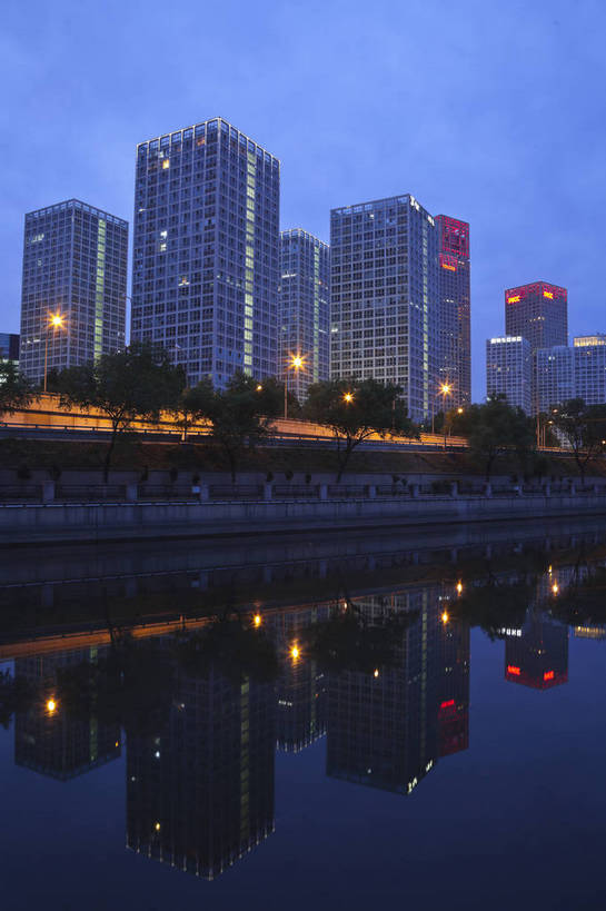 无人,竖图,彩色,室外,旅游,办公楼,城市风光,城市,大厦,建筑,夜景,北京,中国,亚洲,图片,河岸,建筑群,首都,辉煌,现代建筑,旅游胜地,摄影,文明,长安街,东亚,发展,中华人民共和国,北京市,京,北平,华北地区,朝阳区,灯火辉煌,通州区,繁荣,河,旅行,北京CBD,北京商务中心区,中国北京大北窑,建外SOHO,通惠河,bj174