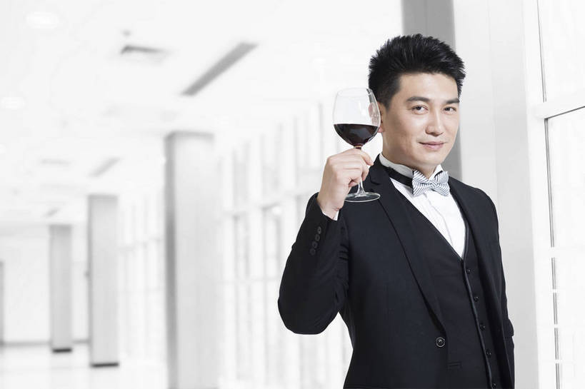 葡萄酒,东方人,成年人,中年人,一个人,商务人士,商务男性,办公室,站,微笑,横图,彩色,照片,室内,白天,衬衫,商务,时尚,快乐,智慧,骄傲,成功,信心,窗户,建筑,写字楼,北京,中国,亚洲,仅一个人,喝,套装,正装,领结,图片,黄种人,大厅,酒,酒杯,职业,健康,办公大楼,红葡萄酒,成熟,放松,自信,抱胸,财富,摄影,生活方式,马甲,权威,高雅,愉悦,企业,公司,成就,商务装,单人,品酒,工薪阶层,东亚,乐观,精明,单独,金融区,男人,男性,中年男性,亚洲人,中国人,白领,上班族,玻璃杯,端,半身,衬衣,欢乐,开心,愉快,魅力,奢华,社交,bj174