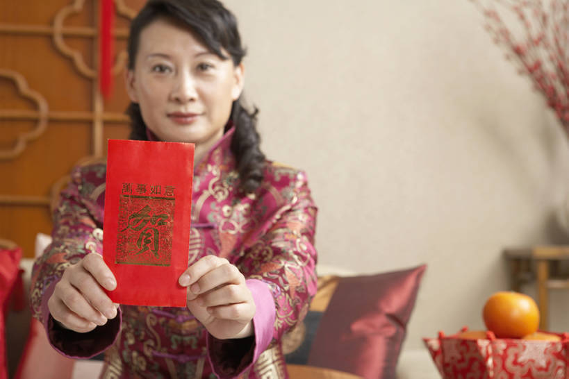 东方人,成年人,中年人,老年人,一个人,家庭,家,客厅,微笑,横图,室内,白天,留白,正面,快乐,幸福,沙发,柑橘,北京,中国,春节,亚洲,握,节日,庆祝,装饰,信封,房屋,墙,冬天,食品,饮品,注视,历史,传统,饮食,食物,饮料,红色,观察,看,握着,摄影,红包,水果盘,观看,发送,察看,起居室,享乐,关注,可口,中国文化,出示,东亚,香袋,元旦,适口,柑桔,老年女性,女人,女性,亚洲人,中国人,橘子,桔子,坐着,半身,彩图,传统服装,欢乐,拜年,大红蜜橘,大红袍,红橘,黄橘,宽皮橘,给予,唐装,传统文化,传统节日,bj175