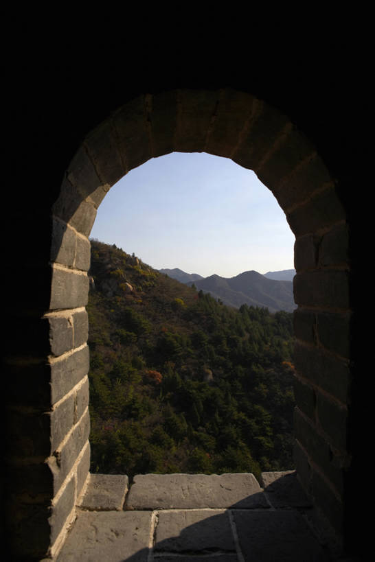 无人,竖图,室外,白天,旅游,度假,石头,名胜古迹,森林,山,标志建筑,地标,建筑,北京,长城,中国,亚洲,行人,游客,游人,遗迹,砖,拱门,古迹,历史,文物,娱乐,建设,古建筑,路人,旅客,风景,蓝天,自然,享受,休闲,陡峭,旅游胜地,放松,摄影,环境,中国文化,万里长城,古文明,东亚,远古,世界文化遗产,中华人民共和国,古代文明,过客,岩石,彩图,旅行,标志性建筑,bj175