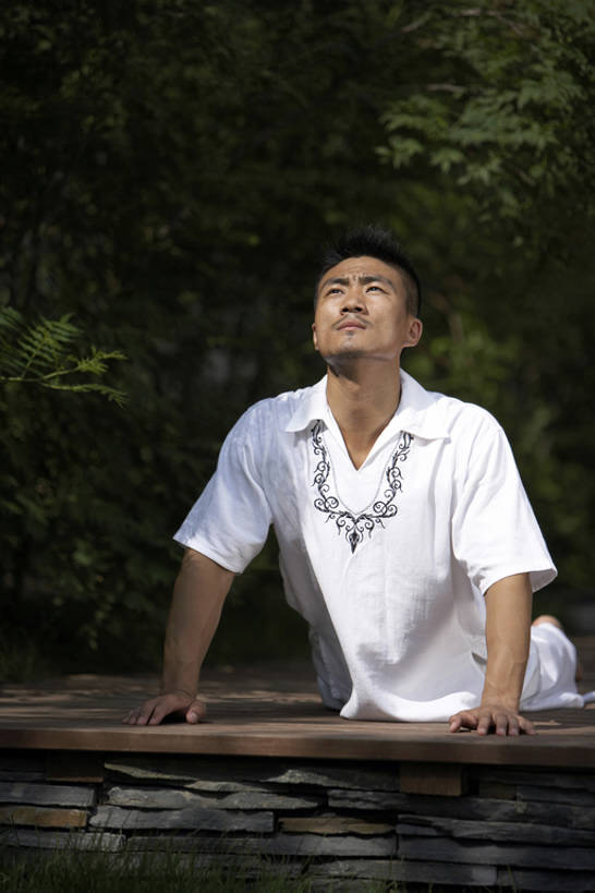 成年人,肌肉,健壮,一个人,公园,俯卧撑,竖图,室外,白天,正面,锻炼,寂寞,北京,中国,亚洲,仅一个男性,仅一个人,休闲装,现代,仅一个年轻男性,向上看,休闲,概念,健康,放松,力量,平衡,想,沉思,瑜珈,摄影,宁静,打坐,支撑,享乐,练习,东亚,灵性,孤独,男人,男性,年轻男性,亚洲人,中国人,年轻人,休闲活动,躺着,彩图,全身,bj175