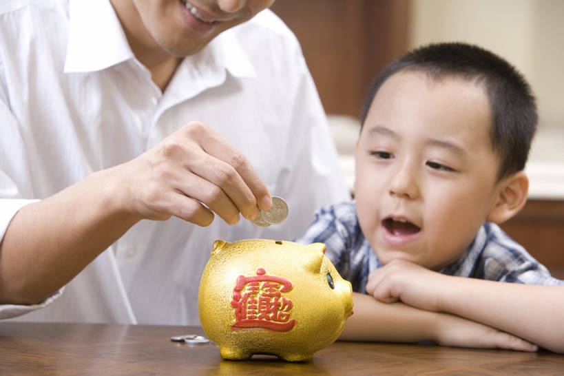 东方人,婴儿,儿童,成年人,脸,头,脸颊,两个人,家庭,父母,父亲,女儿,儿子,花园,站,笑,微笑,露齿笑,横图,室内,特写,白天,正面,快乐,通讯,幸福,纯洁,钱,人民币,花圃,桌子,北京,中国,亚洲,连接,握,并排,钱币,房屋,教育,肩膀,小孩,教,站着,张嘴,休闲,温暖,温馨,父子,一家人,金色,汉字,可爱,乐趣,亲密,童年,童趣,握着,财富,金融,摄影,活泼,生长,生活方式,经济,和睦,知识,住房,享乐,存钱罐,关爱,中国文化,宝宝,流通,张大嘴巴,贸易,童真,东亚,纯真,烂漫,无邪,陪同,节省,陪伴,想法,伶俐,天真,信任,货币,现金,硬币,男孩,男人,男性,年轻男性,亚洲人,中国人,孩子,年轻人,头部,脸部,脸蛋,面部,张开嘴,休闲活动,小花园,说话,站立,坐着,彩图,欢乐,深情,融洽,男生,小猪存钱罐,伴随,bj175