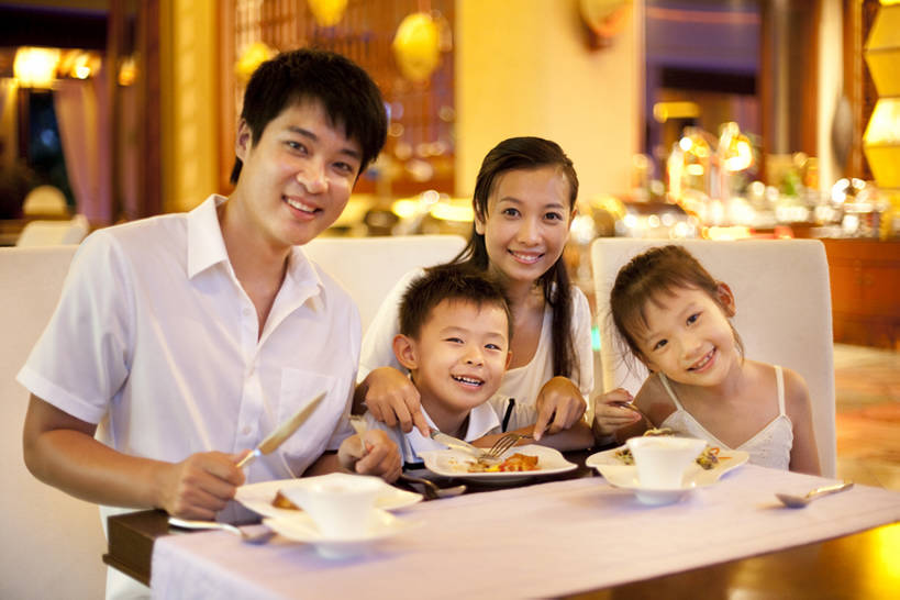 东方人,儿童,脸,头,脸颊,三个人,四个人,家庭,夫妻,父母,母亲,父亲,女儿,儿子,站,坐,笑,吃,微笑,露齿笑,横图,室内,正面,衬衫,T恤衫,爱情,旅游,度假,快乐,满意,幸福,纯洁,餐桌,三亚,中国,亚洲,行人,游客,游人,连接,食品,浪漫,联系,T恤,拿着,注视,休闲装,娱乐,饮食,路人,旅客,刺激,肩膀,小孩,盘子,夏天,观察,看,站着,享受,休闲,温暖,温馨,父子,母子,一家人,短袖,恩爱,放松,父爱,可爱,母爱,童年,童趣,搭,恋人,摄影,生活方式,观看,协助,支撑,和睦,察看,热带气候,享乐,搭着,关爱,关注,华贵,肖像,童真,东亚,烂漫,无邪,陪同,海南岛,陪伴,过客,无忧无虑,天真,团结,男孩,男人,男性,年轻男性,年轻女性,女孩,女人,女性,亚洲人,中国人,孩子,年轻人,头部,脸部,脸蛋,面部,夫妇,情侣,休闲活动,站立,半身,彩图,旅行,爱,餐馆,伴侣,融洽,男生,太阳裙,伴随,bj175