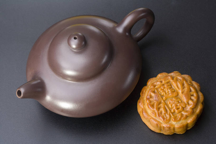 点心,月饼,无人,横图,俯视,室内,旅游,度假,下午茶,桌子,静物,中秋节,亚洲,喝,黑色背景,庆祝,装饰,光线,瓷器,茶叶,食品,甜点,甜品,褐色,陶瓷制品,光芒,饮品,曲奇,娱乐,小吃,饮食,食物,糕点,饮料,两个,茶壶,甜食,享受,休闲,汉字,放松,季节,可口,清新,中国文化,简洁,东亚,酥皮糕点,北京市,式样,适口,彩图,高角度拍摄,全身,影棚拍摄,蛋糕,传统文化,bj175