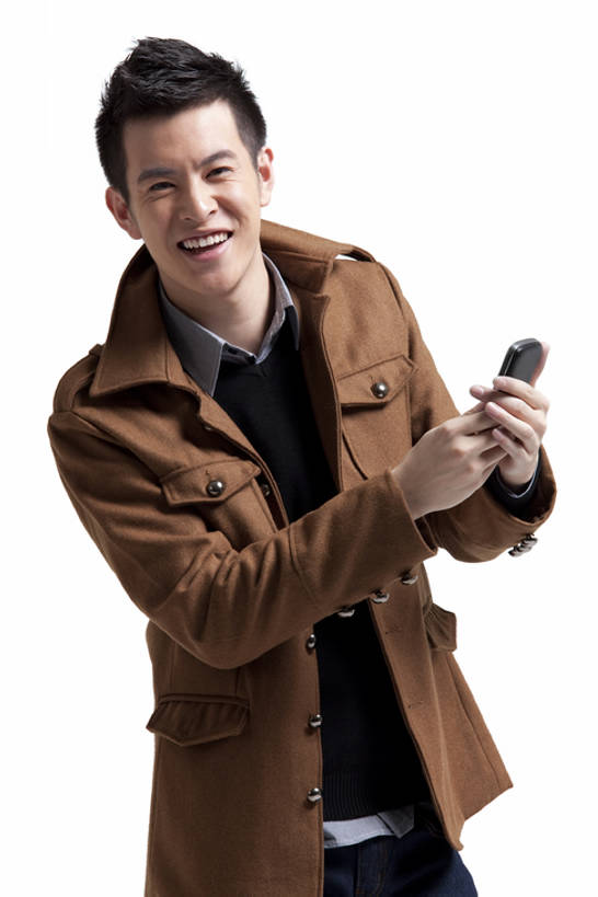 东方人,成年人,一个人,站,笑,微笑,露齿笑,竖图,白色背景,正面,时尚,快乐,通讯,信心,互联网,技术,手机,中国,亚洲,仅一个男性,仅一个人,服装,触摸屏,拿着,注视,牛仔裤,休闲装,外套,仅一个年轻男性,衣服,观察,看,休闲,舒服,读书,服饰,生活方式,观看,察看,便利,夹克,酷,享乐,衣着,愉悦,夹克衫,穿着,关注,发短信,下载,网上冲浪,智能手机,东亚,衣饰,无线电技术,茄克,无忧无虑,男人,男性,年轻男性,亚洲人,中国人,年轻人,秋天,外衣,触摸,半身,彩图,影棚拍摄,短外衣,态度,一见钟情,bj175