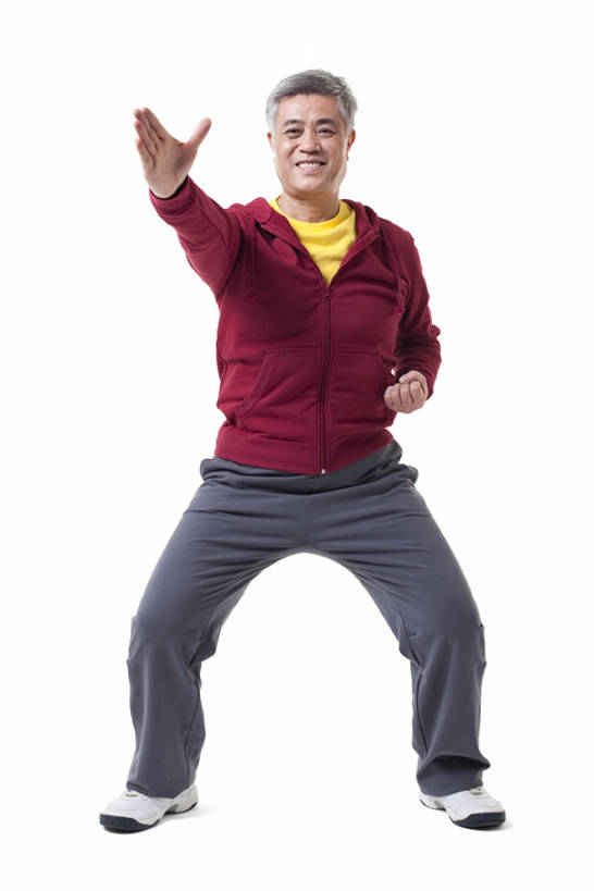 东方人,成年人,老年人,一个人,竖图,白色背景,正面,运动服,快乐,武术,中国,亚洲,年轻,注视,观察,看,健康,放松,观看,察看,太极,享乐,关注,东亚,老年男性,男人,男性,亚洲人,中国人,彩图,全身,影棚拍摄,bj175