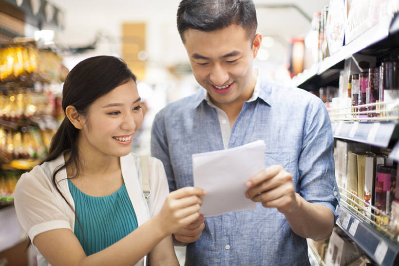 东方人,中年人,两个人,家庭,丈夫,妻子,商店,微笑,横图,室内,特写,正面,购物,快乐,幸福,消费,北京,中国,亚洲,许多,检查,商品,市场,很多,休闲装,货摊,架子,排列,看,休闲,温暖,温馨,一家人,决定,零售,摄影,发现,和睦,购物清单,东亚,异性恋,男人,男性,年轻女性,女人,女性,中年男性,亚洲人,中国人,年轻人,超级市场,说话,半身,彩图,伴侣,融洽,bj175