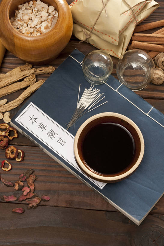 无人,医生,竖图,俯视,化妆,美容,技术,静物,北京,中国,亚洲,护肤,药,准备,检查,干燥,木制,包裹,材料,瓷器,文字,液体,纸,草药,药草,陶瓷制品,肉桂,古典,历史,针,传统,古代,药水,医疗用品,碗,医护人员,医疗人员,保养,享受,休闲,健康,汉字,山楂树,放松,保健,摄影,药房,有机食品,多样,技巧,体检,研磨,医疗,准确,草本,中国文化,手艺,医疗器械,针灸,研磨器,选择,干的,营养品,中医,东亚,养颜,针灸针,古远,技能,技艺,针灸师,拔罐,党参,大夫,书,彩图,高角度拍摄,影棚拍摄,妙技,SPA美容,传统文化,本领,汉医,成分,草果,体格检查,bj175