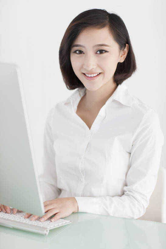 东方人,成年人,一个人,商务人士,秘书,商务女性,办公室,笑,微笑,露齿笑,竖图,正面,衬衫,商务,时尚,快乐,幸福,信心,互联网,技术,北京,中国,亚洲,仅一个年轻女性,仅一个女性,仅一个人,一排,敲打,整齐,工作,美丽,注视,休闲装,输入,现代,书桌,排列,白色,打字,观察,看,职业,活力,摄影,生活方式,观看,技巧,点击,敲击,察看,享乐,效率,企业,公司,队列,关注,努力,肖像,手艺,网上冲浪,东亚,无线电技术,责任,技能,技艺,按键,计算机,年轻女性,女人,女性,亚洲人,中国人,年轻人,白领,坐着,半身,彩图,衬衣,欢乐,妙技,办公室职员,本领,开领,bj175