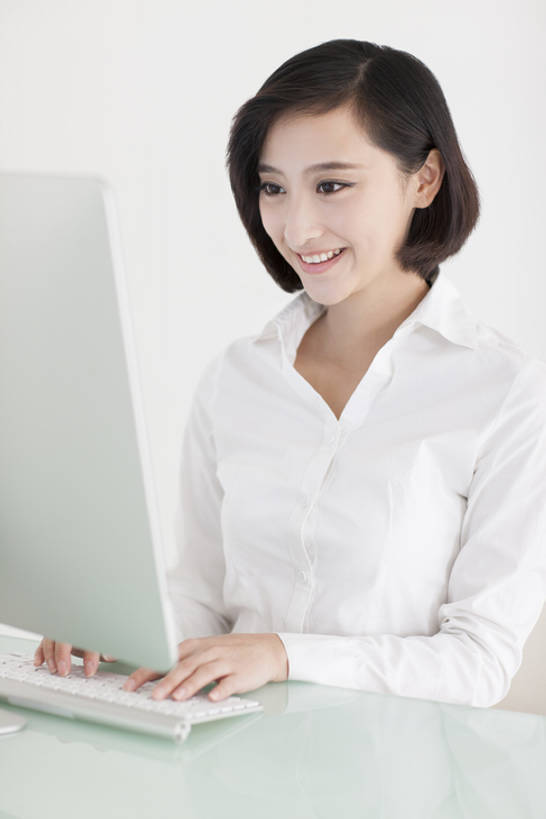 东方人,成年人,一个人,商务人士,秘书,商务女性,办公室,笑,微笑,露齿笑,竖图,侧面,衬衫,商务,时尚,快乐,通讯,幸福,信心,互联网,技术,北京,中国,亚洲,仅一个年轻女性,仅一个女性,仅一个人,一排,连接,敲打,整齐,工作,联系,美丽,休闲装,输入,现代,书桌,排列,白色,打字,职业,活力,摄影,生活方式,技巧,点击,敲击,专心,享乐,效率,企业,公司,队列,努力,手艺,网上冲浪,东亚,无线电技术,责任,技能,技艺,按键,计算机,年轻女性,女人,女性,亚洲人,中国人,年轻人,白领,坐着,半身,彩图,衬衣,欢乐,妙技,办公室职员,本领,开领,bj175