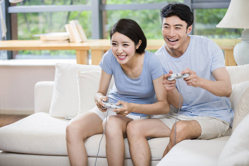 东方人,成年人,两个人,家庭,夫妻,丈夫,妻子,家,客厅,推,笑,微笑,露齿笑,横图,室内,正面,爱情,游戏,快乐,兴奋,幸福,热情,比赛,竞争,技术,科技,窗户,沙发,北京,中国,亚洲,连接,握,短裤,房屋,浪漫,玩,休闲装,娱乐,现代,刺激,夏天,靠,靠着,休闲,舒服,温暖,温馨,一家人,短袖,恩爱,放松,活力,乐趣,亲密,握着,恋人,摄影,游戏机,生活方式,活动,操纵杆,和睦,控制,专心,起居室,舒适,掌上游戏机,享乐,游戏手柄,发泄,清新,消遣,智力,掌机,房地产,爱好,改变,情侣装,玩游戏,东亚,陪同,便携式游戏机,手提游戏机,宣泄,陪伴,男人,男性,年轻男性,年轻女性,女人,女性,亚洲人,中国人,年轻人,夫妇,情侣,休闲活动,玩耍,嬉戏,坐着,彩图,欢乐,伴侣,融洽,精力,电子游戏机,计算机游戏,伴随,bj175