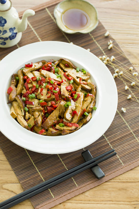 无人,竖图,特写,吃饭,烹饪,中餐,晚餐,午餐,筷子,辣椒,蔬菜,静物,餐具,北京,中国,亚洲,竹制,丰富,新鲜,装饰,青椒,炒菜,肉,熟食,香料,料理,美味,食品,饮品,餐盘,传统,猪肉,剁椒,小炒肉,菜肴,美食,肉类,饮食,餐饮,食物,饮料,盘子,中国菜,中式,摄影,佳肴,有机食品,绿色食品,中华料理,筷子架,竹制品,膳食,可口,清新,中国文化,五花肉,川菜,肉食,东亚,主菜,辣角,红海椒,大椒,辣虎,广椒,豚肉,菜椒,开胃酱,适口,寿司帘,寿司席,寿司竹,寿司竹卷,寿司竹席,四川菜,肋条肉,三层肉,甜椒,柿子椒,辣子,红辣椒,海椒,番椒,灯笼椒,彩图,高角度拍摄,传统文化,香干,bj175
