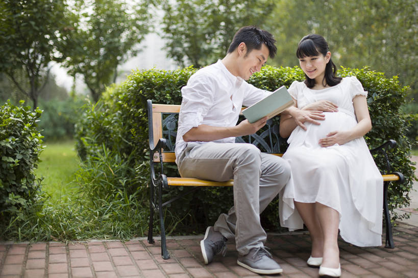 东方人,成年人,孕妇,腹部,两个人,丈夫,妻子,母亲,父亲,捧,笑,摸,说,微笑,露齿笑,横图,室外,白天,正面,衬衫,旅游,度假,快乐,满意,幸福,美景,城市,北京,中国,亚洲,抚摸,长椅,景观,浪漫,听,休闲装,娱乐,自然,夏天,靠,靠着,享受,休闲,健康,怀孕,景色,放松,活力,亲密,读,许愿,摄影,生活方式,希望,胎儿,享乐,待产,孕妇装,关爱,自然风光,胎教,东亚,爱抚,陪同,妊娠,准妈妈,陪伴,开端,无忧无虑,男人,男性,年轻男性,年轻女性,女人,女性,亚洲人,中国人,年轻人,情侣,产妇,书,休闲活动,触摸,讲话,接触,捧着,说话,坐着,彩图,全身,爱,欢乐,深情,和蔼,伴随,bj175