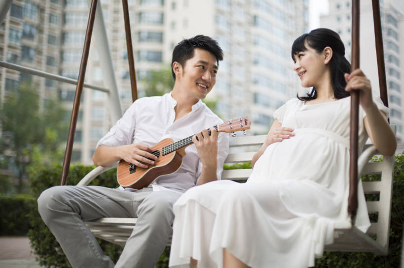 东方人,成年人,孕妇,腹部,两个人,丈夫,妻子,母亲,父亲,捧,笑,摸,微笑,露齿笑,横图,室外,白天,正面,衬衫,快乐,满意,幸福,城市,北京,中国,亚洲,抚摸,摇摆,并排,公寓,吉他,乐器,浪漫,音乐,听,休闲装,夏天,靠,靠着,休闲,健康,面对面,怀孕,放松,活力,亲密,许愿,摄影,生活方式,希望,胎儿,享乐,待产,孕妇装,关爱,弹拨弦鸣乐器,胎教,东亚,爱抚,陪同,妊娠,准妈妈,陪伴,开端,无忧无虑,男人,男性,年轻男性,年轻女性,女人,女性,亚洲人,中国人,年轻人,情侣,产妇,休闲活动,触摸,接触,捧着,坐着,彩图,爱,欢乐,深情,和蔼,弹拨弦乐器,居住区,拨弦乐器,弹拨乐器,伴随,bj175