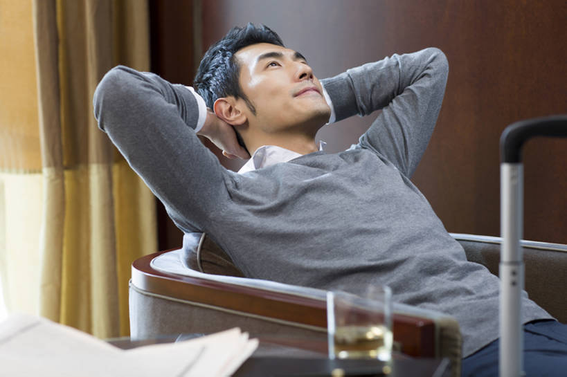 威士忌,东方人,成年人,一个人,商务人士,商务男性,宾馆,微笑,横图,室内,白天,正面,毛衣,衬衫,商务,奢侈,时尚,快乐,幸福,智慧,信心,沙发,城市,酒店,杯子,手提箱,北京,中国,亚洲,仅一个男性,仅一个人,抱头,套装,纸,豪华,娱乐,现代,会所,玻璃制品,仅一个年轻男性,水杯,行李,靠,靠着,向上看,职业,休息,休闲,独立,放松,想,沉思,财富,俱乐部,摄影,生活方式,酒家,华丽,旅社,双手抱头,享乐,成就,商务装,工薪阶层,东亚,富丽,捧首,捧头,华美,贵宾室,男人,男性,年轻男性,亚洲人,中国人,年轻人,白领,上班族,玻璃杯,坐着,彩图,衬衣,旅行,欢乐,客店,客栈,旅店,旅馆,商旅,华侈,奢华,上层阶级,上流社会,商务旅行,社交,bj175