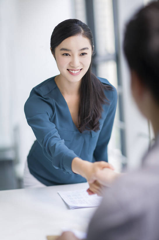 东方人,成年人,两个人,同事,商务人士,商务男性,商务女性,办公室,握手,笑,微笑,露齿笑,竖图,室内,白天,正面,衬衫,商务,快乐,幸福,成功,合作,团队,集体,信心,桌子,城市,北京,中国,亚洲,弯腰,套装,开会,会议,纸,休闲装,现代,书桌,队伍,站着,职业,面对面,办公大楼,摄影,生活方式,面试,礼节,领导,简历,享乐,经理,企业,公司,成就,问候,商务装,合伙,领袖,工薪阶层,东亚,采访,求职,尊敬,招聘,男人,男性,年轻男性,年轻女性,女人,女性,亚洲人,中国人,年轻人,白领,上班族,说话,坐着,半身,彩图,衬衣,欢乐,口试,办公室职员,人力资源,商务会议,面试官,bj175