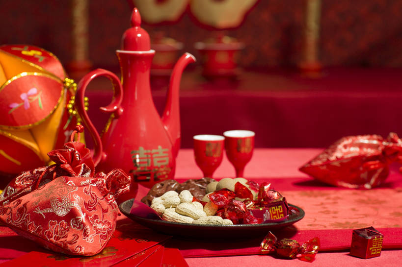 无人,横图,特写,留白,婚礼,快乐,幸福,运气,桌子,花生,静物,杯子,北京,中国,亚洲,准备,风俗,丰富,庆祝,装饰,包,符号,壶,糖,坚果,酒壶,酒类,一对,古典,结婚,浪漫,传统,桌布,饮料,古代,红色,盘子,酒杯,容器,概念,喜庆,汉字,龙眼,精神,摄影,红包,纪念,储藏,花烛,仪式,风格,葡萄酒杯,储存,中国文化,典礼,古典风格,喜字,东亚,制度,绣球,彩图,影棚拍摄,高兴,贮存,传统文化,枣糕,bj175