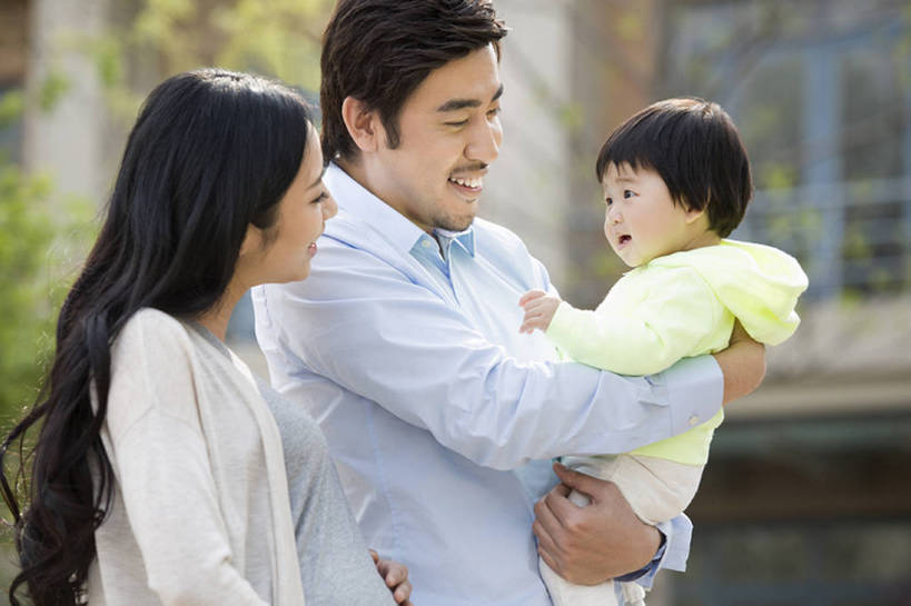 东方人,婴儿,儿童,成年人,孕妇,三个人,四个人,家庭,夫妻,丈夫,妻子,父母,母亲,父亲,女儿,儿子,捧,笑,摸,微笑,露齿笑,横图,室外,白天,侧面,衬衫,婴儿服装,爱情,快乐,幸福,纯洁,城市,北京,中国,亚洲,抚摸,连接,浪漫,休闲装,现代,小孩,站着,保养,休闲,健康,温暖,温馨,父子,母子,一家人,面对面,怀孕,恩爱,父爱,可爱,母爱,亲密,童年,童趣,无辜,搭,保健,恋人,摄影,活泼,生长,生活方式,希望,和睦,享乐,待产,孕妇装,搭着,关爱,亲情,宝宝,童真,东亚,纯真,烂漫,无邪,陪同,妊娠,准妈妈,陪伴,开端,伶俐,天真,男孩,男人,男性,年轻男性,年轻女性,女人,女性,亚洲人,中国人,孩子,年轻人,夫妇,情侣,产妇,触摸,接触,捧着,拥抱,半身,彩图,婴儿服,爱,欢乐,深情,伴侣,和蔼,融洽,男生,襁褓,开领,伴随,bj175