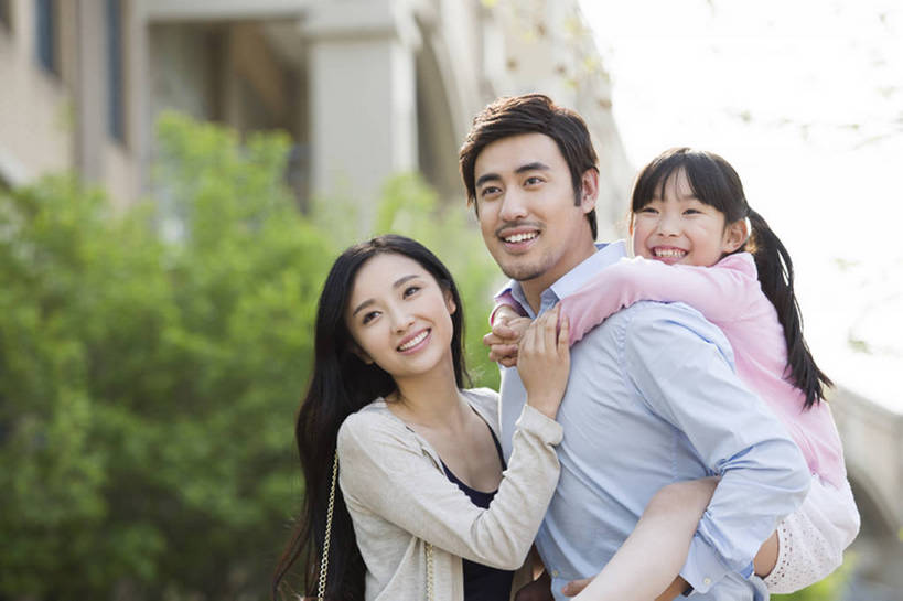 东方人,儿童,成年人,三个人,家庭,丈夫,妻子,父母,母亲,父亲,女儿,站,笑,微笑,露齿笑,横图,室外,白天,正面,衬衫,快乐,幸福,纯洁,植物,城市,建筑,北京,中国,亚洲,连接,房屋,注视,休闲装,现代,树,小孩,绿色,社区,背着,观察,看,站着,休闲,温暖,温馨,一家人,可爱,亲密,童年,童趣,无辜,搭,摄影,生长,生活方式,观看,和睦,察看,享乐,搭着,关爱,关注,亲情,童真,东亚,烂漫,无邪,陪同,陪伴,无忧无虑,天真,男孩,男人,男性,年轻男性,年轻女性,女孩,女人,女性,亚洲人,中国人,孩子,年轻人,情侣,站立,半身,彩图,爱,欢乐,深情,和蔼,融洽,男生,居住区,开领,伴随,bj175