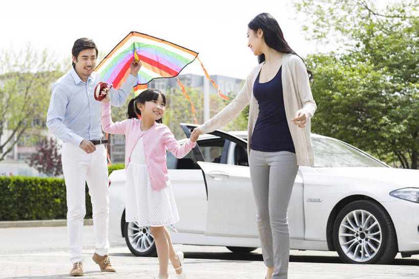 东方人,儿童,成年人,三个人,家庭,丈夫,妻子,父母,母亲,父亲,女儿,公园,站,笑,微笑,露齿笑,横图,室外,白天,正面,衬衫,快乐,幸福,纯洁,石头,植物,城市,路,汽车,玩具,北京,日光,中国,亚洲,连接,握,石子,机动车,玩,休闲装,现代,飞,车,树,小孩,绿色,天空,风筝,交通工具,轿车,站着,休闲,温暖,温馨,一家人,面对面,可爱,亲密,童年,童趣,无辜,握着,运输,摄影,生长,生活方式,张开双腿,和睦,享乐,关爱,载具,亲情,豪华轿车,童真,东亚,烂漫,无邪,陪同,陪伴,展开双腿,无忧无虑,天真,男孩,男人,男性,年轻男性,年轻女性,女孩,女人,女性,亚洲人,中国人,孩子,年轻人,情侣,石块,岩石,休闲活动,步行,手牵手,说话,站立,张开手臂,彩图,全身,爱,欢乐,深情,融洽,男生,伸展双腿,开领,家用车,伴随,bj175