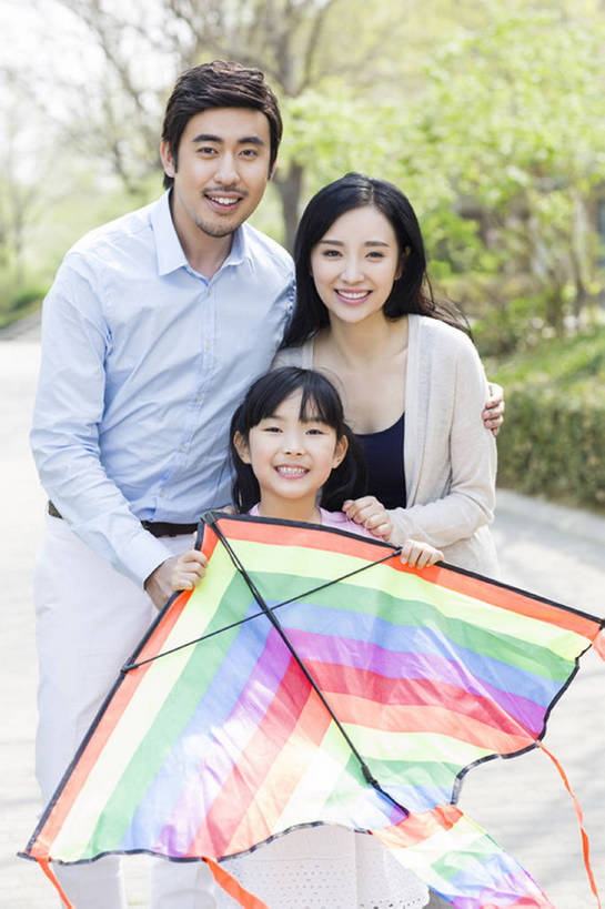 东方人,儿童,成年人,三个人,家庭,丈夫,妻子,父母,母亲,父亲,女儿,公园,站,笑,微笑,露齿笑,竖图,室外,白天,正面,衬衫,快乐,幸福,纯洁,植物,城市,玩具,北京,中国,亚洲,连接,握,玩,注视,休闲装,现代,树,小孩,风筝,观察,看,站着,休闲,温暖,温馨,一家人,放松,活力,可爱,亲密,童年,童趣,搭,握着,摄影,生长,生活方式,观看,和睦,察看,享乐,合影,搭着,关爱,关注,亲情,肖像,户外活动,童真,东亚,烂漫,无邪,陪同,陪伴,无忧无虑,天真,男孩,男人,男性,年轻男性,年轻女性,女孩,女人,女性,亚洲人,中国人,孩子,年轻人,情侣,全家福,休闲活动,站立,彩图,爱,欢乐,融洽,男生,开领,伴随,bj175