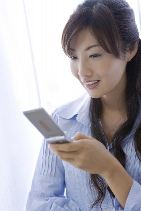 东方人,成年人,一个人,家庭,微笑,室内,白天,手机,仅一个年轻女性,仅一个女性,仅一个人,看,休闲,温暖,温馨,一家人,生活方式,和睦,无线电技术,无忧无虑,年轻女性,女人,女性,亚洲人,年轻人,长发,休闲活动,半身,融洽,bj175