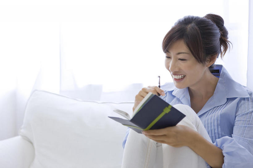 东方人,成年人,一个人,家庭,坐,微笑,室内,沙发,仅一个年轻女性,仅一个女性,仅一个人,看,休闲,温暖,温馨,一家人,生活方式,和睦,无忧无虑,年轻女性,女人,女性,亚洲人,年轻人,休闲活动,融洽,bj175