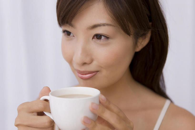 东方人,成年人,脸,头,脸颊,一个人,微笑,室内,仅一个年轻女性,仅一个女性,仅一个人,喝,杯,拿着,肩膀,年轻女性,女人,女性,亚洲人,年轻人,头部,长发,脸部,脸蛋,面部,bj175