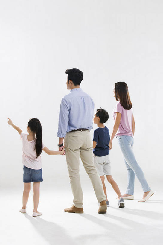 东方人,儿童,成年人,四个人,家庭,夫妻,丈夫,妻子,父母,母亲,父亲,女儿,儿子,兄弟,姐妹,站,竖图,留白,白色背景,衬衫,爱情,快乐,幸福,纯洁,北京,中国,亚洲,一排,连接,短裤,整齐,浪漫,注视,休闲装,排列,小孩,背面,夏天,观察,看,手势,站着,休闲,温暖,温馨,父子,母子,一家人,短袖,恩爱,父爱,可爱,母爱,亲密,童年,童趣,恋人,摄影,生长,观看,后背,和睦,察看,指着,享乐,队列,关爱,关注,亲情,出示,童真,东亚,烂漫,无邪,陪同,陪伴,天真,男孩,男人,男性,年轻男性,年轻女性,女孩,女人,女性,亚洲人,中国人,孩子,年轻人,夫妇,情侣,全家福,休闲活动,步行,手牵手,站立,张开手臂,彩图,全身,影棚拍摄,欢乐,伴侣,融洽,男生,打手势,伴随