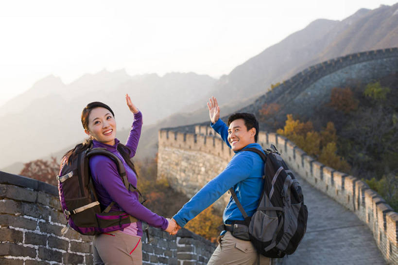东方人,成年人,两个人,丈夫,妻子,攀登,横图,室外,白天,运动服,旅游,度假,快乐,兴奋,幸福,美景,名胜古迹,山,标志建筑,地标,建筑,北京,长城,中国,亚洲,行人,游客,游人,服装,遗迹,景观,挥手,扭头,注视,休闲装,古迹,历史,文物,娱乐,建设,古建筑,路人,旅客,刺激,背面,衣服,自然,背包,观察,看,转头,享受,休闲,健康,爬,旅游胜地,景色,放松,活力,亲密,摄影,服饰,生活方式,观看,察看,衣着,穿着,关注,中国文化,自然风光,问候,爱好,万里长城,户外活动,古文明,东亚,背包客,陪同,世界文化遗产,中华人民共和国,衣饰,古代文明,陪伴,过客,无忧无虑,男人,男性,年轻男性,年轻女性,女人,女性,亚洲人,中国人,年轻人,情侣,秋天,休闲活动,手牵手,半身,彩图,旅行,爱,欢乐,标志性建筑,运动装,背包族,伴随,bj175