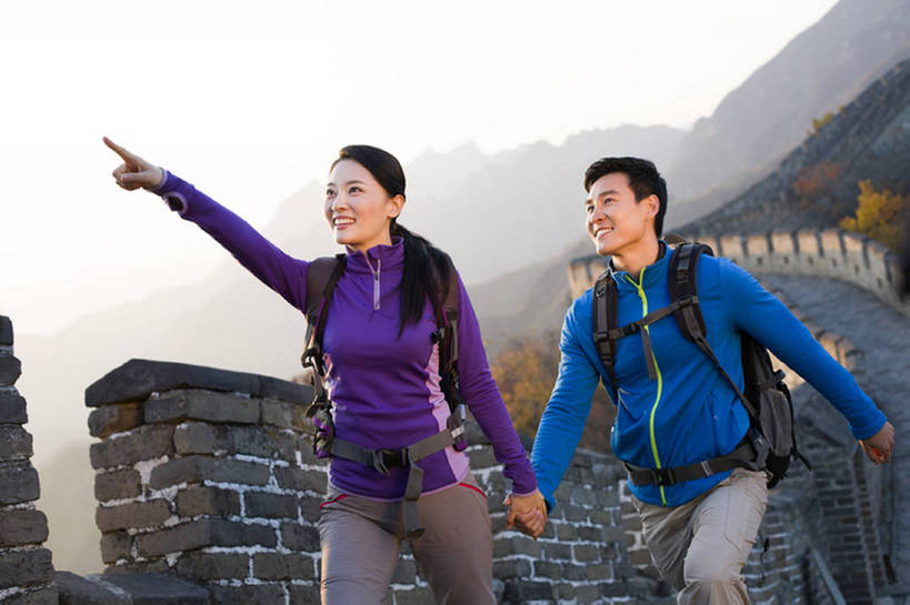 东方人,成年人,两个人,丈夫,妻子,攀登,横图,室外,白天,正面,运动服,旅游,度假,快乐,兴奋,幸福,美景,名胜古迹,山,标志建筑,地标,建筑,北京,长城,中国,亚洲,行人,游客,游人,服装,遗迹,景观,注视,休闲装,方向,古迹,历史,文物,娱乐,建设,古建筑,路人,旅客,刺激,衣服,自然,背包,观察,看,享受,休闲,健康,爬,旅游胜地,景色,放松,活力,亲密,摄影,服饰,生活方式,观看,察看,指着,衣着,穿着,关注,中国文化,自然风光,爱好,万里长城,出示,户外活动,古文明,东亚,背包客,陪同,世界文化遗产,中华人民共和国,衣饰,古代文明,陪伴,过客,无忧无虑,男人,男性,年轻男性,年轻女性,女人,女性,亚洲人,中国人,年轻人,情侣,秋天,休闲活动,步行,手牵手,彩图,旅行,爱,欢乐,标志性建筑,运动装,背包族,伴随,bj175
