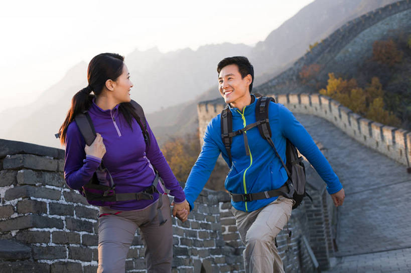 东方人,成年人,两个人,丈夫,妻子,攀登,横图,室外,白天,正面,运动服,旅游,度假,快乐,兴奋,幸福,美景,名胜古迹,山,标志建筑,地标,建筑,北京,长城,中国,亚洲,行人,游客,游人,服装,遗迹,景观,扭头,注视,休闲装,古迹,历史,文物,娱乐,建设,古建筑,路人,旅客,刺激,衣服,自然,背包,观察,看,转头,享受,休闲,健康,面对面,爬,旅游胜地,景色,放松,活力,亲密,摄影,服饰,生活方式,观看,察看,衣着,穿着,关注,中国文化,自然风光,爱好,万里长城,户外活动,古文明,东亚,背包客,陪同,世界文化遗产,中华人民共和国,衣饰,古代文明,陪伴,过客,无忧无虑,男人,男性,年轻男性,年轻女性,女人,女性,亚洲人,中国人,年轻人,情侣,秋天,休闲活动,步行,手牵手,彩图,旅行,爱,欢乐,标志性建筑,运动装,背包族,伴随,bj175